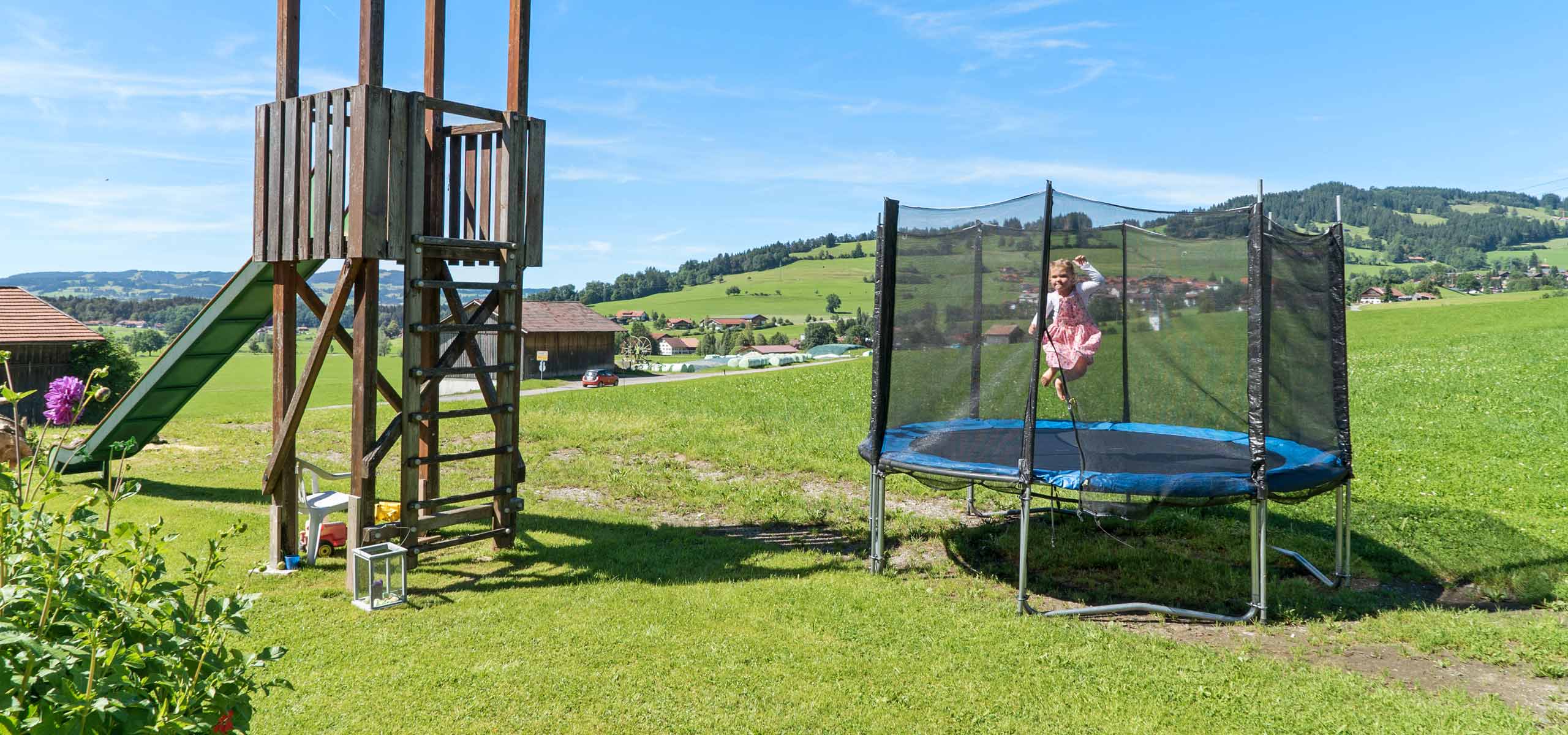 Traumhafte Aussicht beim Trampolin springen